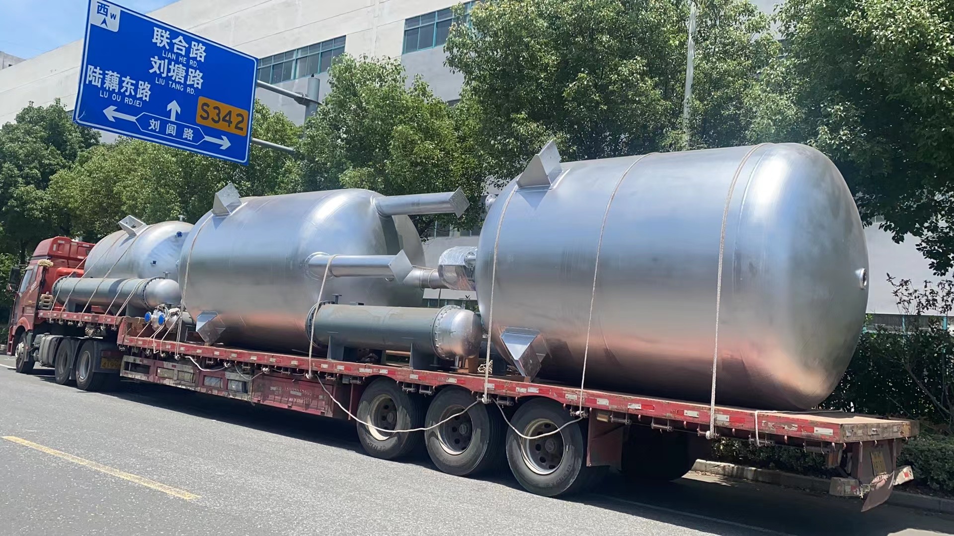 三臺不銹鋼反應(yīng)釜，六臺列管冷凝器發(fā)往江西